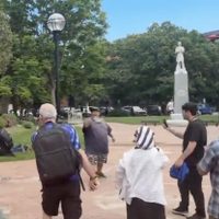 Hombre con lanzallamas hiere a seis personas en centro comercial (Video)