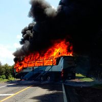 Chocan policías y normalistas por quema de autobús en Michoacán