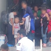 INM rescata a 215 migrantes abandonados dentro de un tráiler en Veracruz
