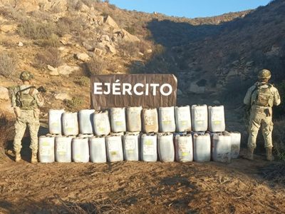Encuentran bajo tierra 2 mil litros de precursores químicos en Ensenada, Baja California