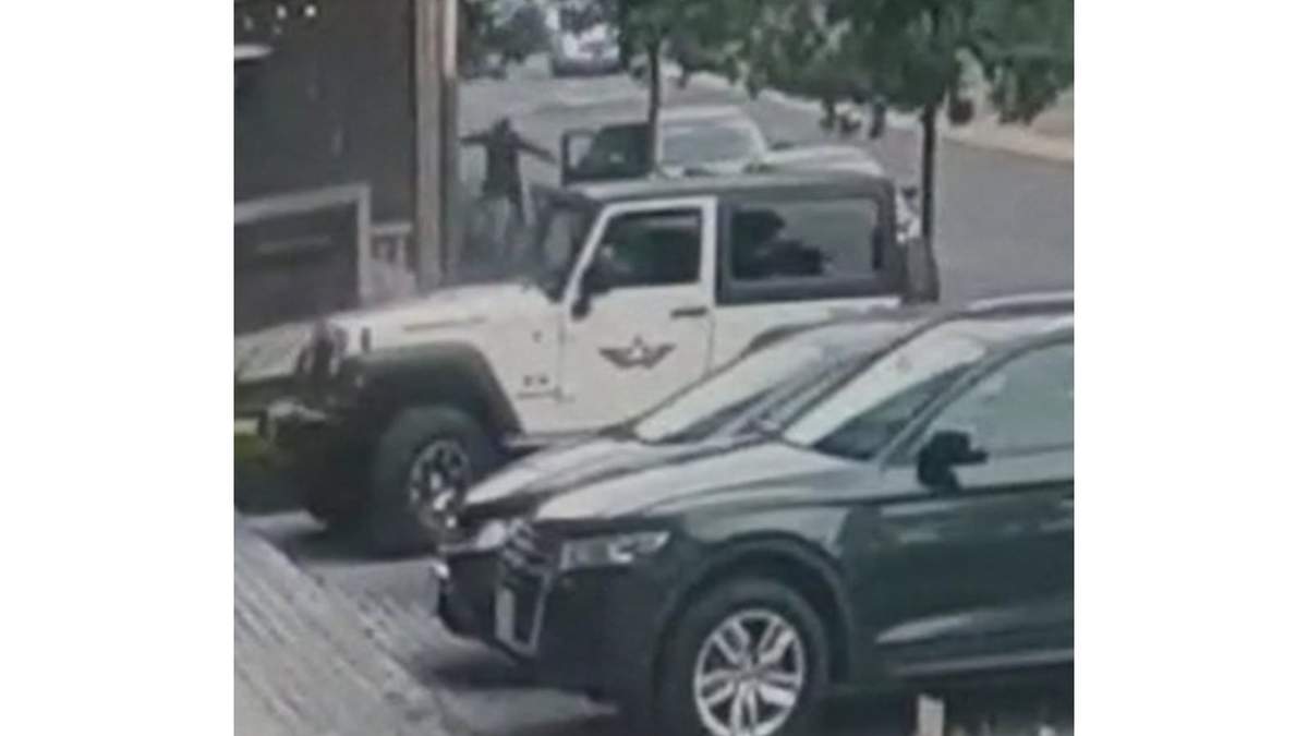 El video muestra cuando varios sujetos sacan a su víctima de un restaurante