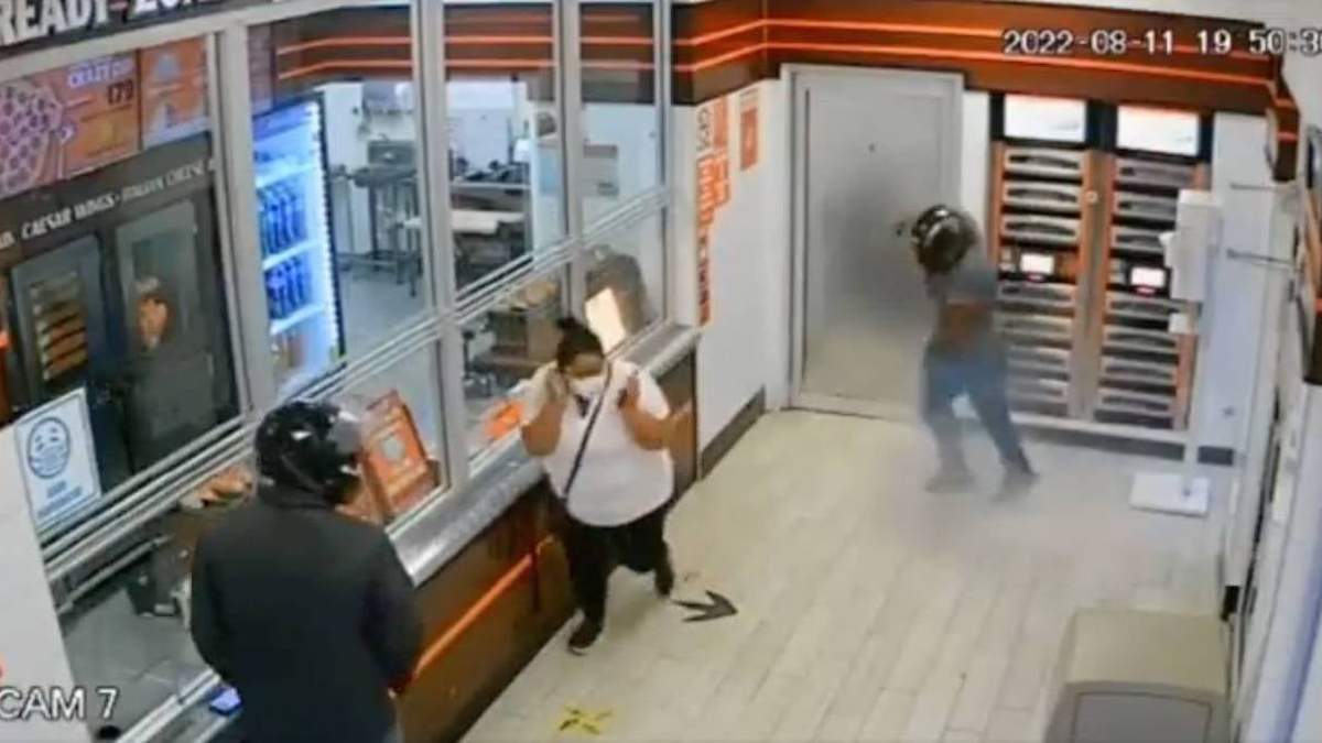 El momento del ataque en el interior del local de Little Caesars