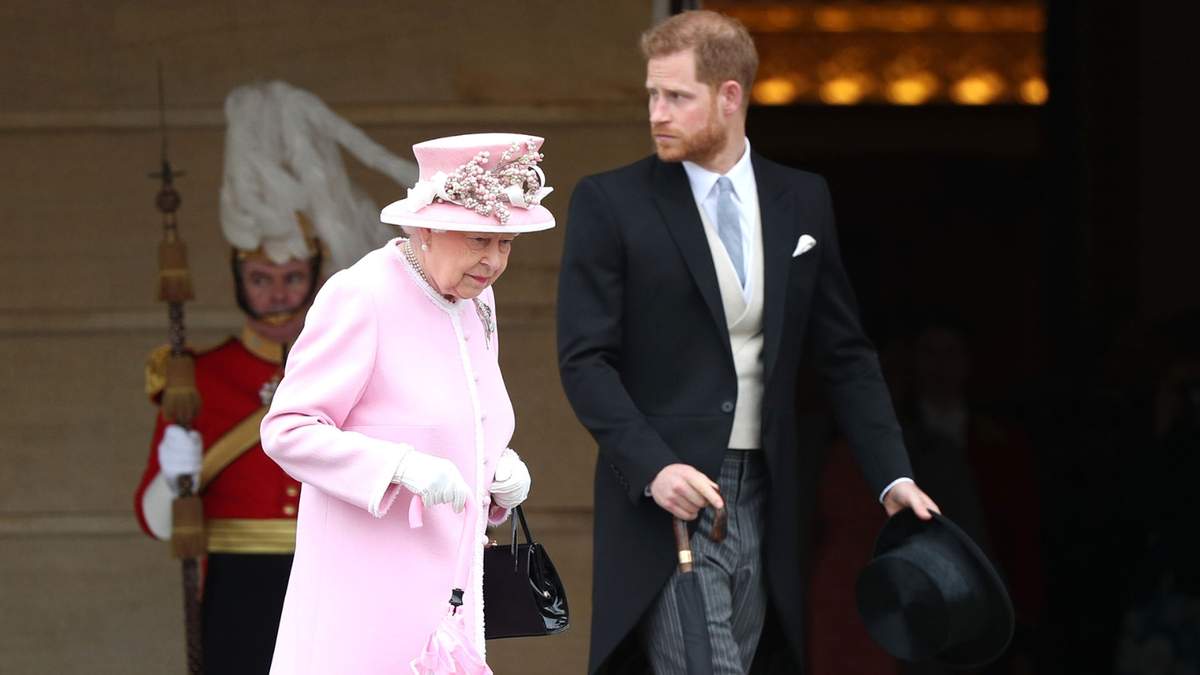 La reina Isabel y el principe Harry. Fuente: (Instagram)