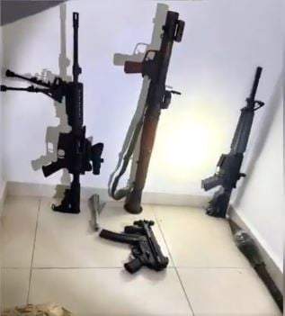 Armamento encontrado en cateo en Juárez, Nuevo León