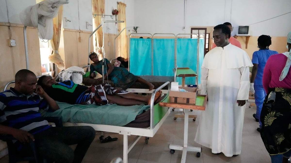 Un sacerdote visita a los heridos por el ataque a una iglesia en Ondo