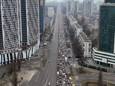 Miles de personas abandonan Kiev tras primeros ataques rusos