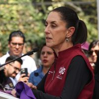 Sheinbaum deja abierta la posibilidad de frenar los cambios al reglamento para motocicletas