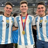 Siguen sus pasos: quiénes son los hermanos futbolistas de Julián Álvarez