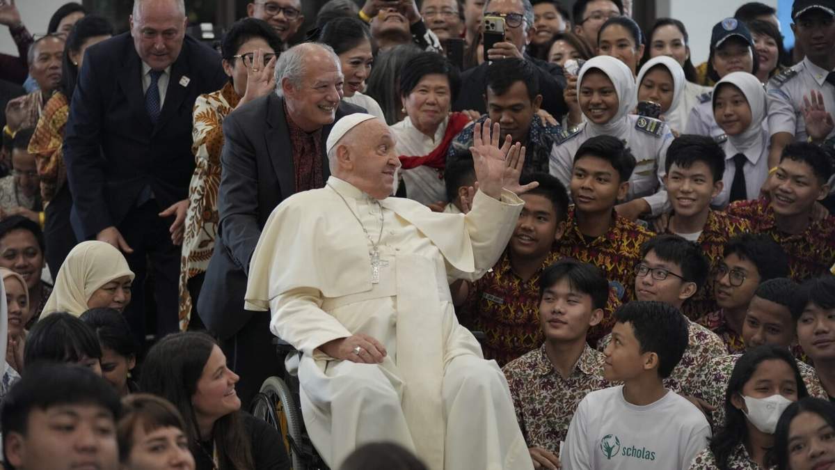 El papa Francisco saluda a jóvenes de Scholas Occurrentes en Centro Juvenil Grha Pemuda en Yakarta, Indonesia