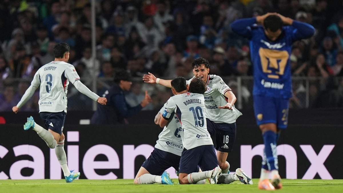 Rodolfo Rotondi es felicitado después de marcar el segundo gol de su equipo frente a Pumas