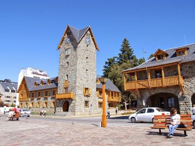 Un arroyo provocó un cráter a metros del Centro Cívico de Bariloche