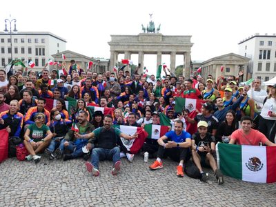 Maratonistas mexicanos cantaron el "Cielito lindo" en la Puerta de Brandeburgo