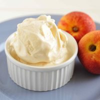 Yogurt de durazno con colchón de frutas: igual al comprado, pero más cremoso y económico