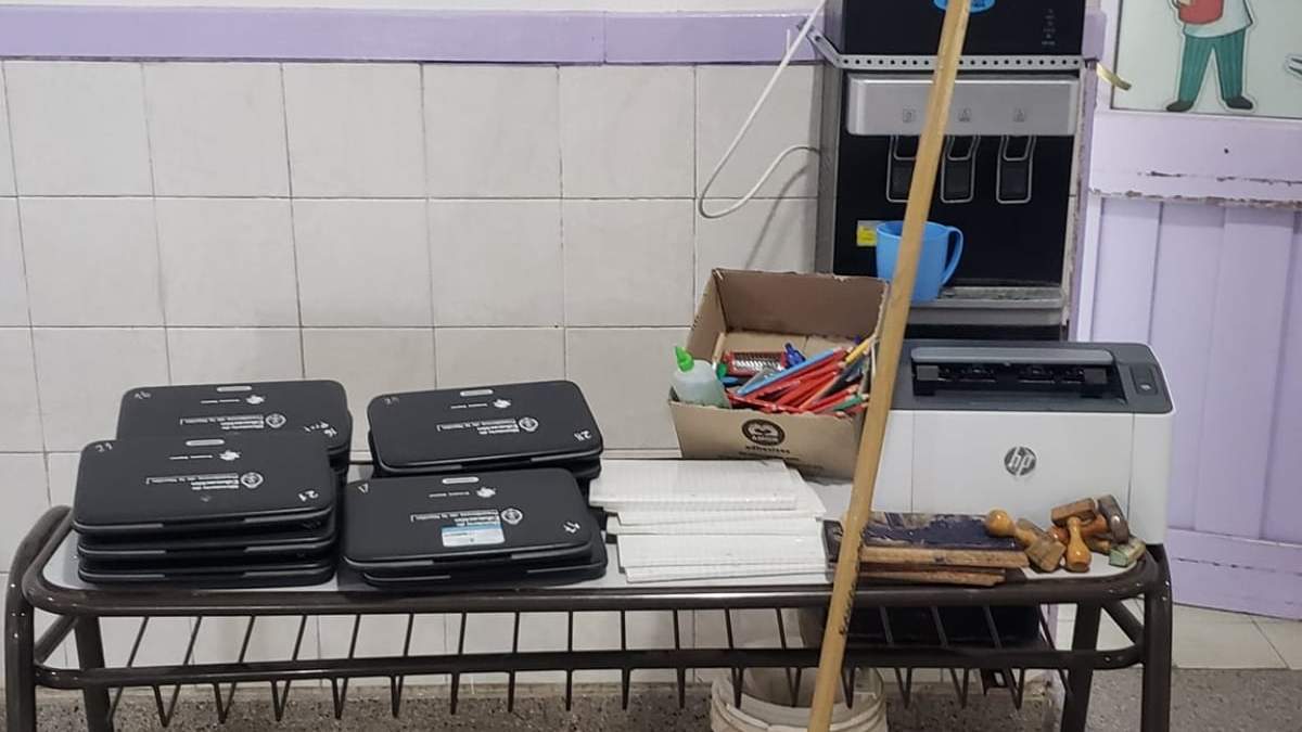 Parte de los elementos recuperados y restituidos a la escuela de San Patricio del Chañar. Fuente: (Facebook)