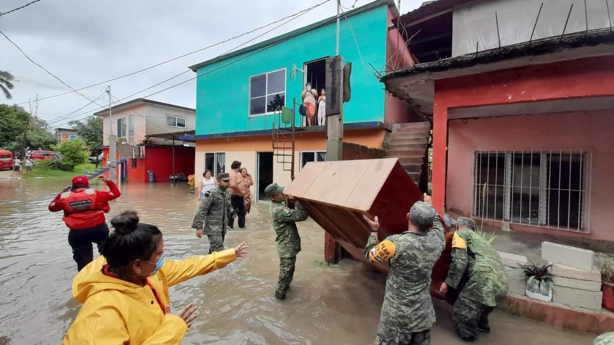 Ejército ayuda a tabasqueños ante lluvias