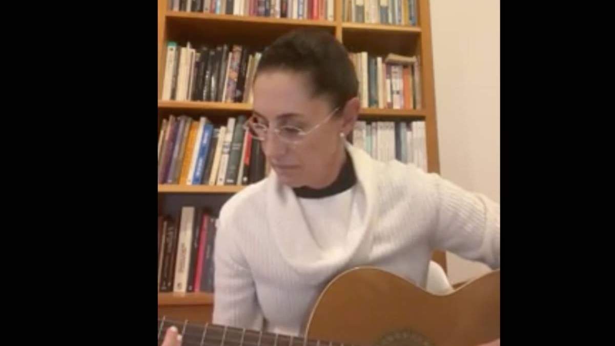 Claudia Sheinbaum tocó la guitarra durante su transmisión