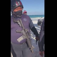 Policía de Tulum detiene a pareja gay extranjera por besarse en público