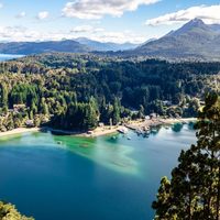 Colores, lagos y tranquilidad: Villa La Angostura ofrece 50% de reintegro para disfrutar la previa del otoño