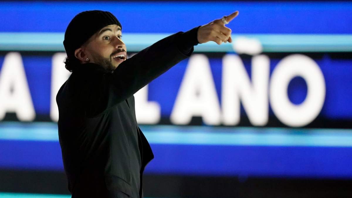 Bad Bunny señala a sus fans mientras camina para recibir el Premio al Artista del Año en los Premios Latin Billboard, el jueves 5 de octubre de 2023, en Coral Gables, Florida