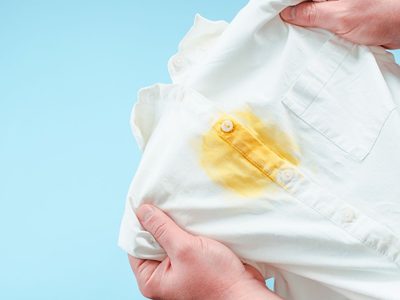 No gastes en tintorería: el truco viral para eliminar las manchas de aceite de la ropa en pocos minutos