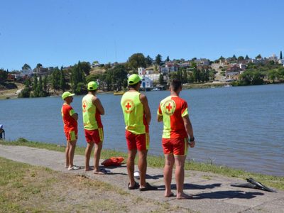 ¡El calor no afloja! Extienden el servicio de guardavidas en Viedma