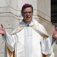 Exarzobispo de París, investigado por presuntos abusos