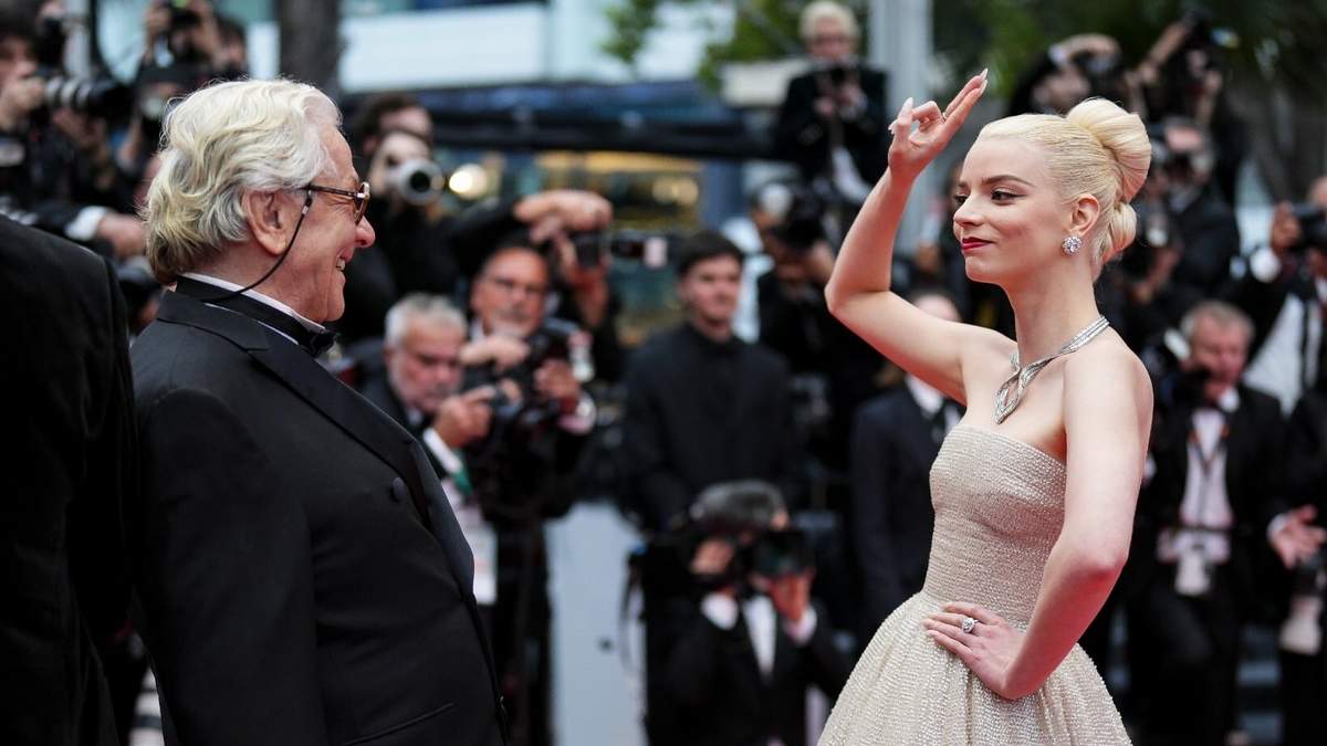 George Miller y Anya Taylor-Joy posan a su llegada al estreno de la película "Furiosa" en la 77 edición del Festival de Cine de Cannes