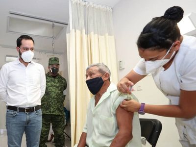 Aplican primeras vacunas a adultos mayores de Yucatán y Campeche