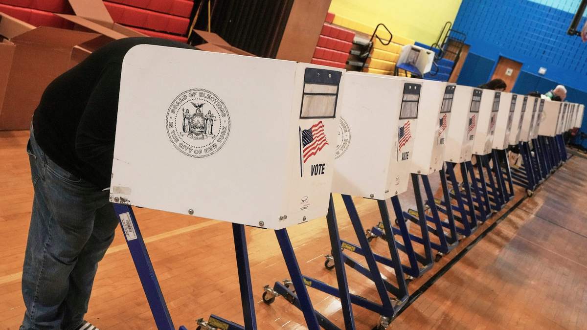 Un votante llena su boleta en un centro de votación, en Nueva York