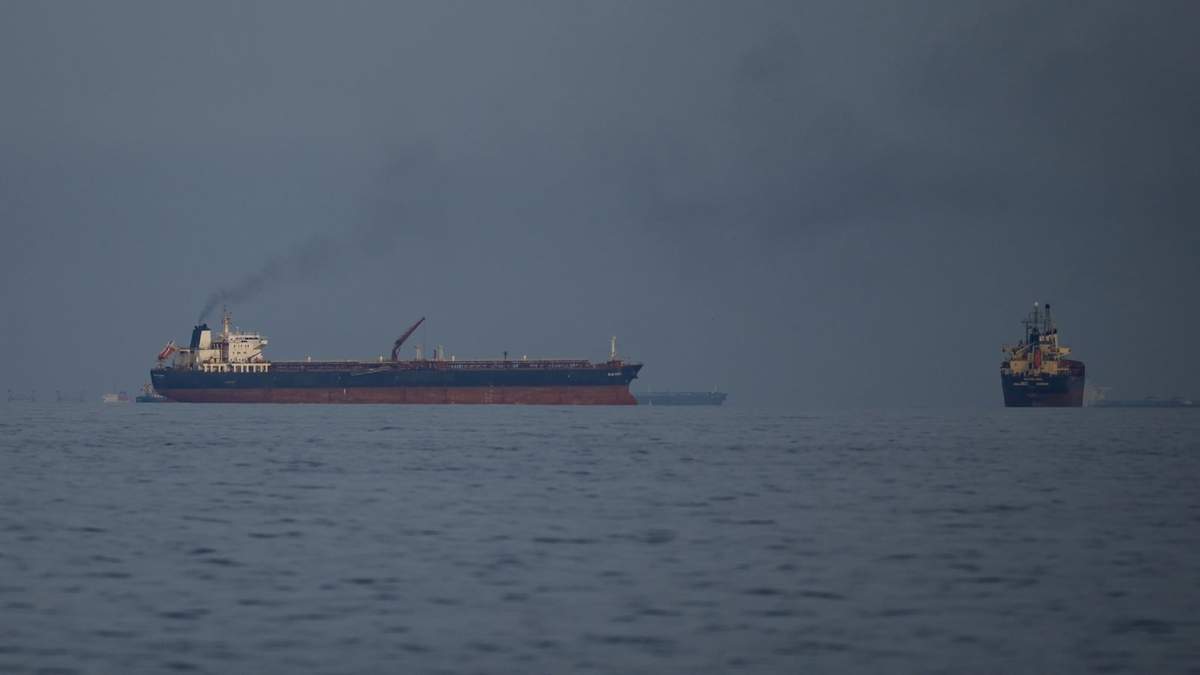 Petroleros y cargueros se alinean en el estrecho de Ormuz