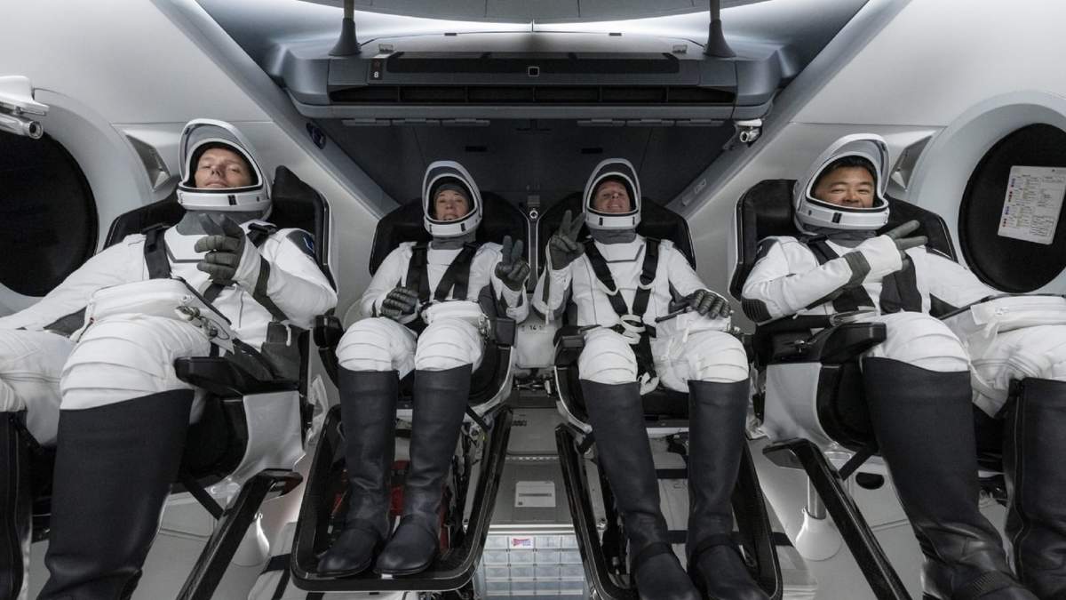 El equipo de SpaceX a bordo de la nave Crew Dragon Endeavour. Fuente: (Twitter)