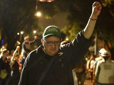 El puño en alto*