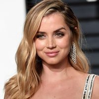¡De espaldas! Ana de Armas no puede abrochar el vestido y casi enseña de más