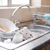 El poderoso truco para revivir tu vajilla y tus ollas y quitar malos olores en la cocina