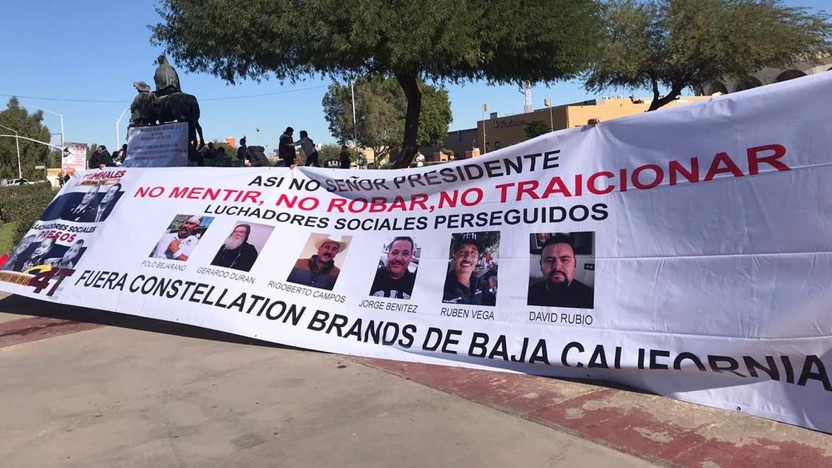 Protesta contra Constellation Brands en Mexicali, ante visita de AMLO