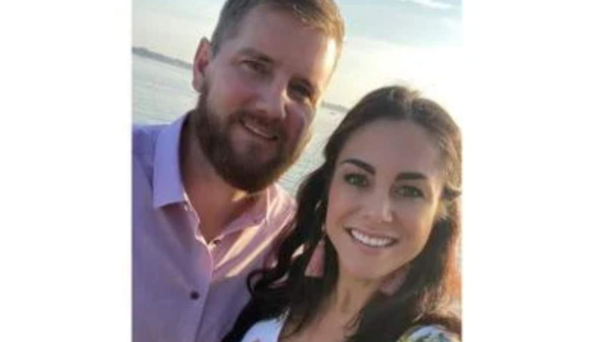 Foto sin fecha facilitada por la familia de Samantha Miller la muestra a ella y a su futuro marido Aric Hutchinson