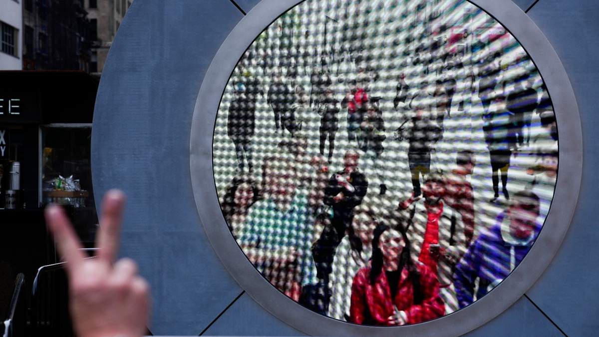 El “Portal”, que comunica por videoenlace a las ciudades de Nueva York y Dublín, visto desde el lado neoyorquino