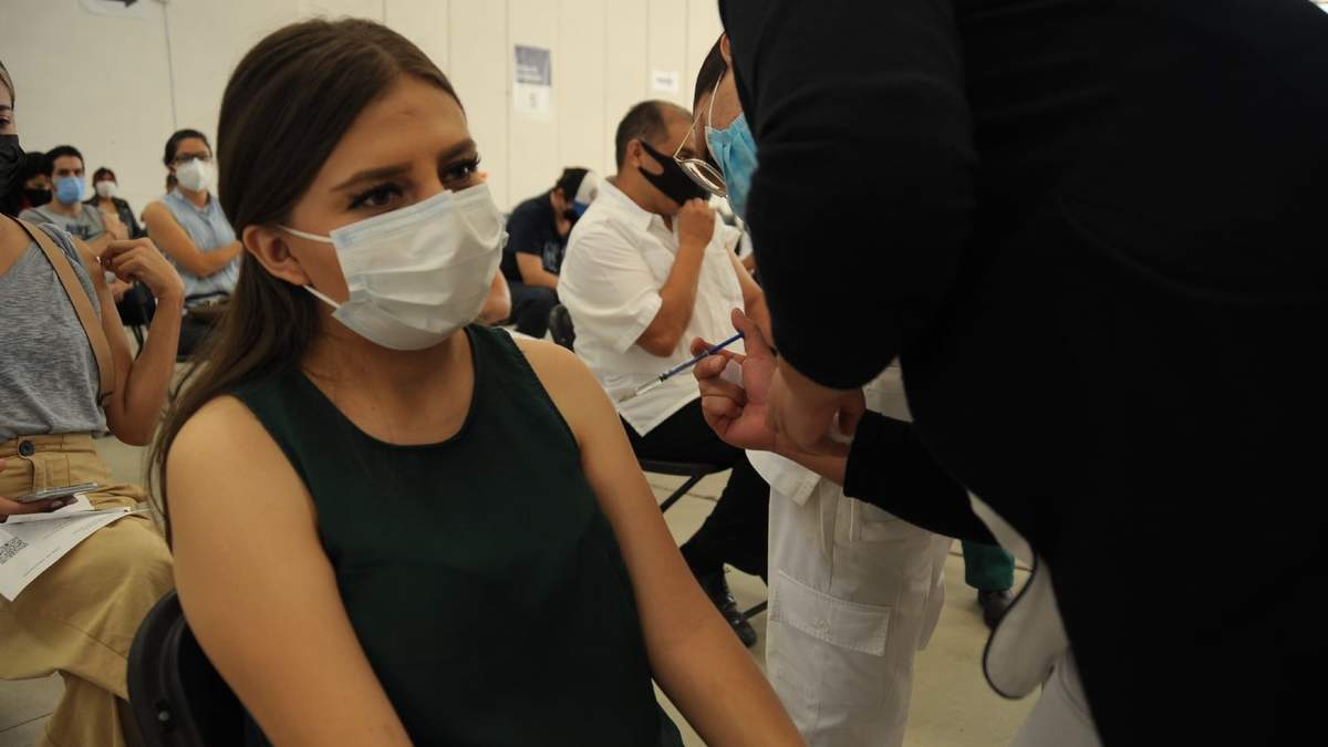 Vacunación a personal docente en Querétaro