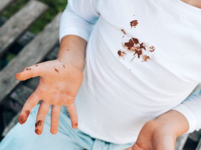 No reniegues más con las manchas de chocolate en la ropa y aplicá este truco de la abuela que no falla