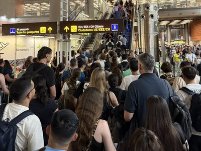 Reportan fallas y colapso en el Aeropuerto Internacional de Madrid