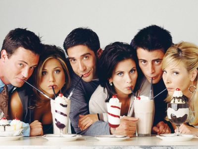 ¡Amor detrás de escena! Dos actores del elenco de Friends a los besos en la calle