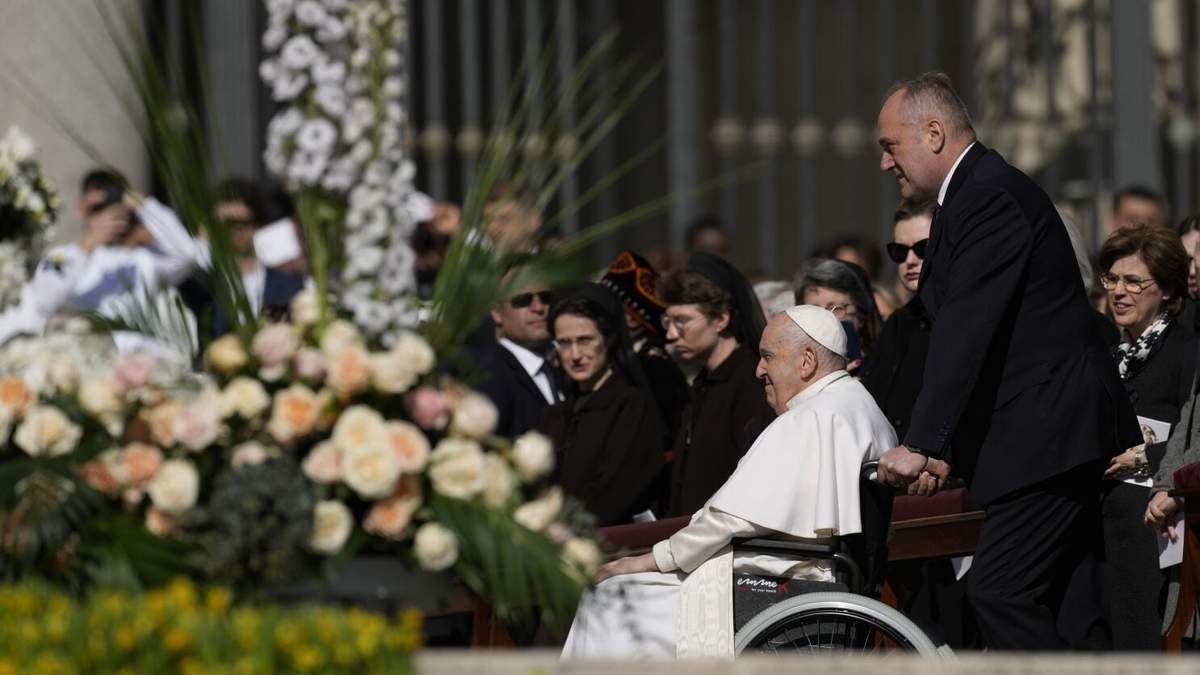 Francisco llega en una silla de ruedas en la Plaza de San Pedro en el Vaticano, donde celebrará la misa del Domingo de Resurrección