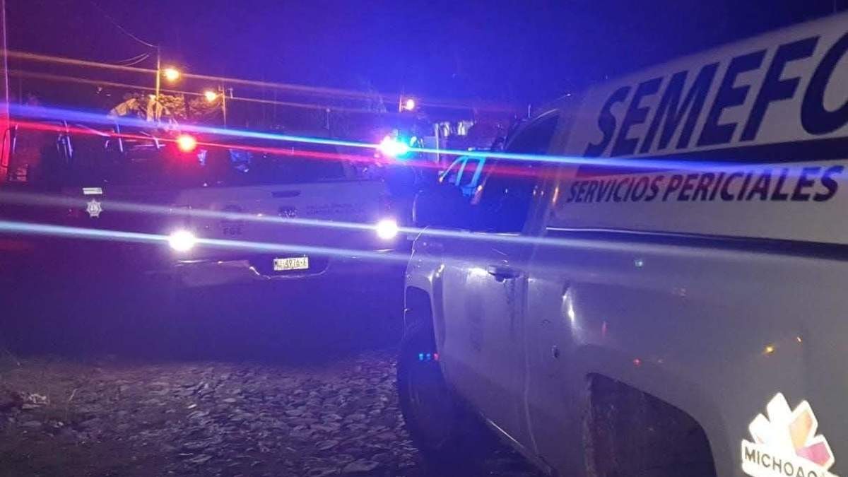 Autoridades llegan a la escena donde encontraron el cadáver de mujer embarazada que fue asesinada en Jacona, Michoacán