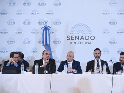 Cambios en el gabinete y reformas por decreto: la advertencia de Milei si no se sale la Ley Bases