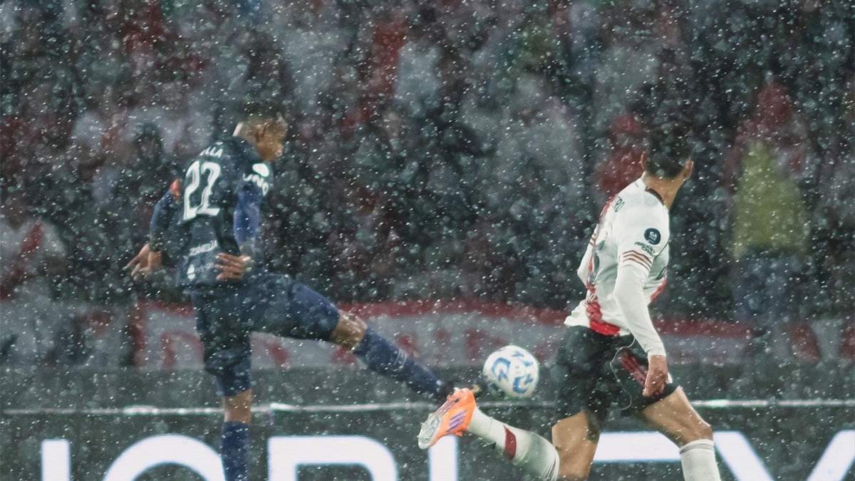 Sobre el final del primer tiempo no se podía ni ver por la lluvia pero ahí está Sebastián Villa.