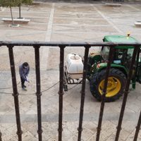 Agricultores españoles usan sus equipos para desinfectar espacios públicos