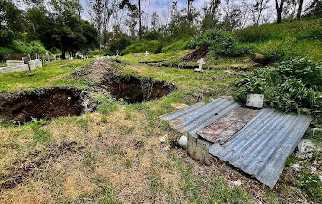 Algunas de las sepulturas excavadas en la fosa común del Panteón Civil de Dolores donde fueron depositados los cuerpos de los migrantes no identificados asesinados en 2010