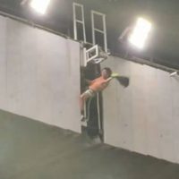 Arrestan al aficionado del América que subió al techo del estadio Azteca