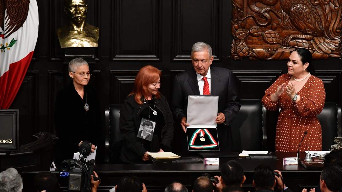 Rosario Piedra Ibarra entregó la Medalla Belisario Domínguez de su madre, Rosario Ibarra de Piedra, al presidente López Obrador
