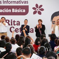 Sheinbaum asiste “de sorpresa” a asamblea informativa en Edomex sobre la beca Rita Cetina